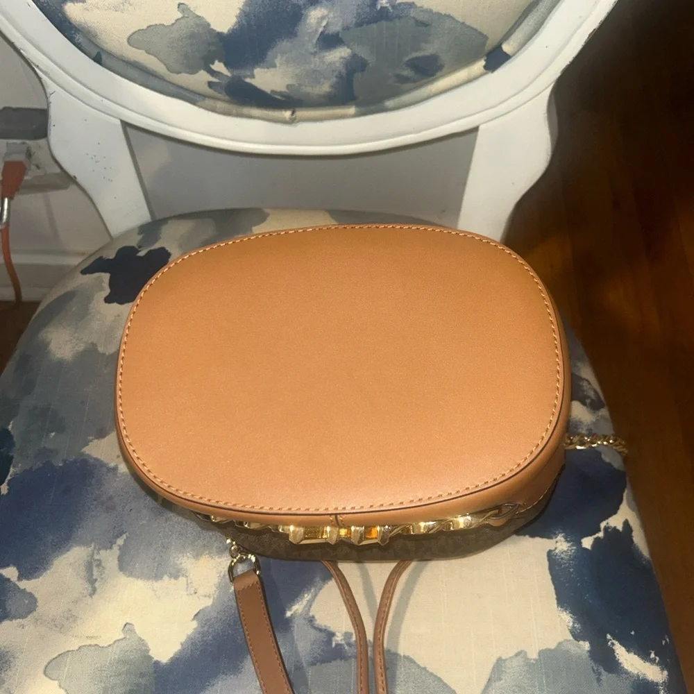 “WHAT’S UR PRICE?” Michael Kors Medium Devon Brown Tan Bucket Shoulder Bag 👜 - Picture 5 of 10